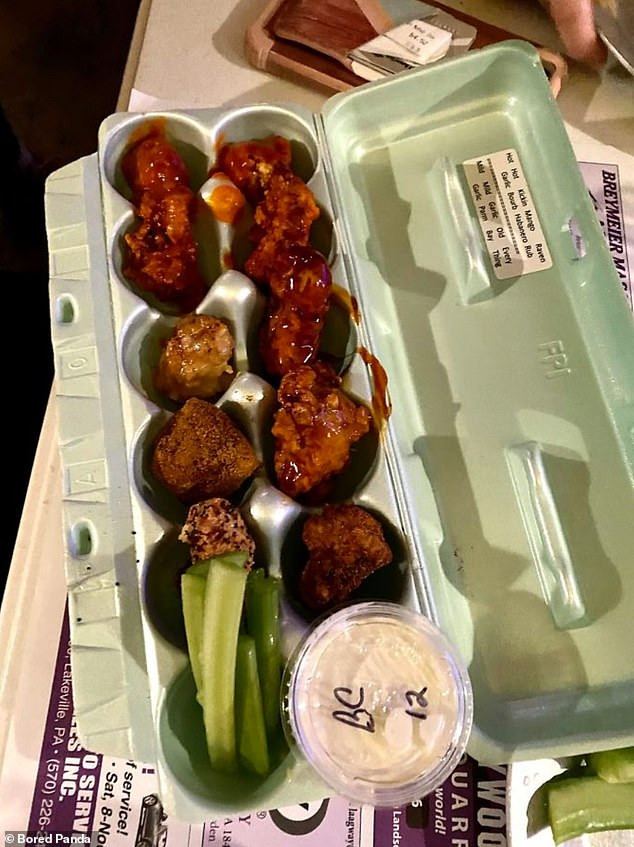 Món cánh gà tẩm nước sốt đặt trong một chiếc hộp đựng trứng cũ gợi đến một vấn đề đang được bàn cãi lâu nay: 'con gà có trước hay quả trứng có trước?' (Nguồn: Daily Mail)