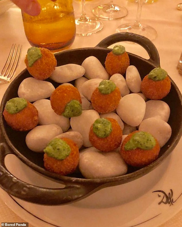 Những viên khoai tây croquette đặt trong một chiếc bát đầy sỏi. (Nguồn: Daily Mail)