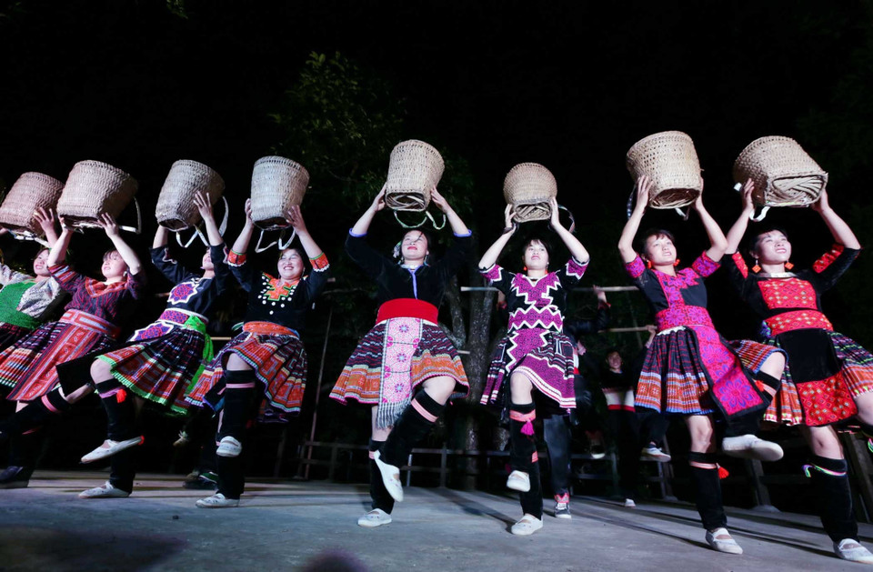 Những tiết mục văn nghệ đặc sắc mang đậm bản sắc do người Mông bản địa biểu diễn phục vụ du khách. (Ảnh: Quý Trung/TTXVN)