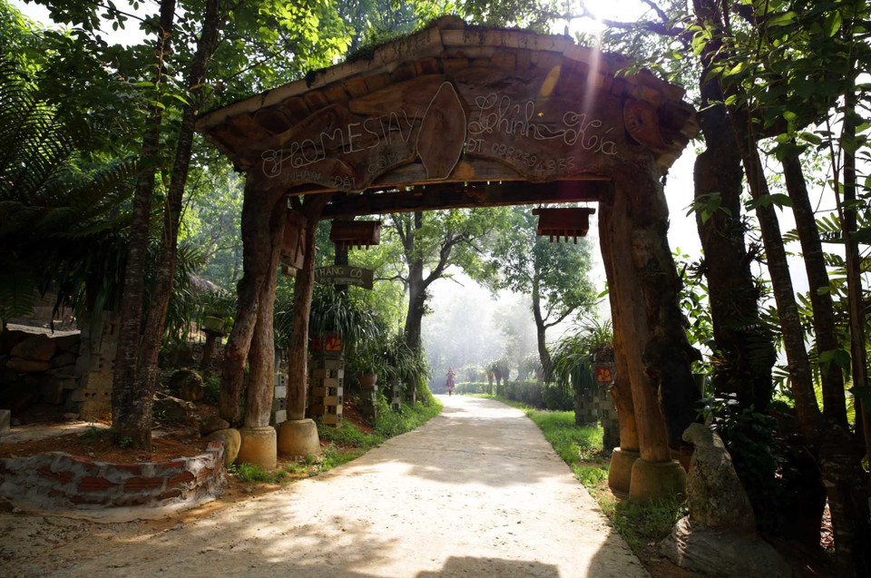 Cổng của các homestay cũng được thiết kế trang trí độc đáo, gần gũi với thiên nhiên núi rừng Tây Bắc. (Ảnh: Quý Trung/TTXVN)