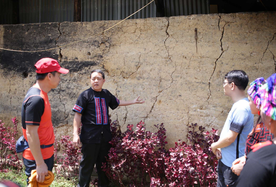  Du khách tham quan, chiêm ngưỡng những ngôi nhà trình tường ấm về mùa Đông và mát về mùa Hè. (Ảnh: Quý Trung/TTXVN)