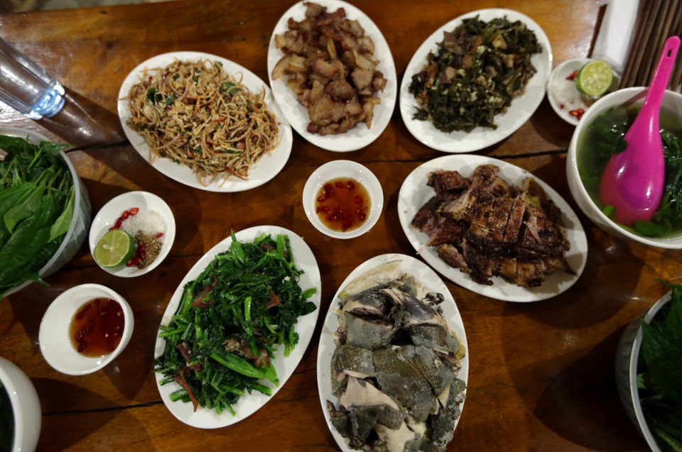Những món ăn truyền thống mang đậm bản sắc của núi rừng Tây Bắc do chính người dân bản địa chế biến phục vụ du khách. (Ảnh: Quý Trung/TTXVN)