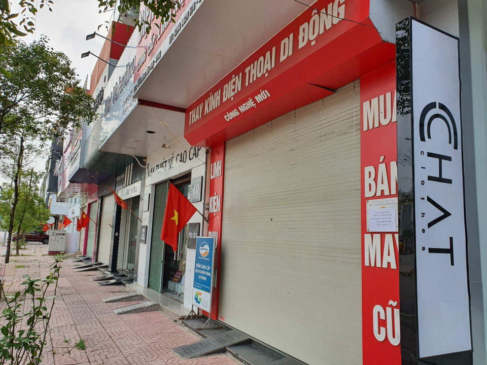 Nhiều cửa hàng không thiết yếu ở thành phố Bắc Giang đã tự giác treo biển đóng cửa, hoặc bán mang về, không giao dịch trực tiếp. (Ảnh: Danh Lam/TTXVN)