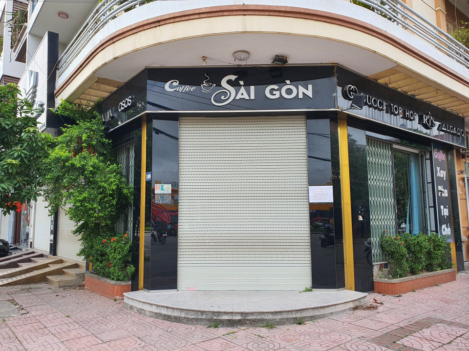 Nhiều cửa hàng không thiết yếu ở thành phố Bắc Giang đã tự giác treo biển đóng cửa, hoặc bán mang về, không giao dịch trực tiếp. (Ảnh: Danh Lam/TTXVN)