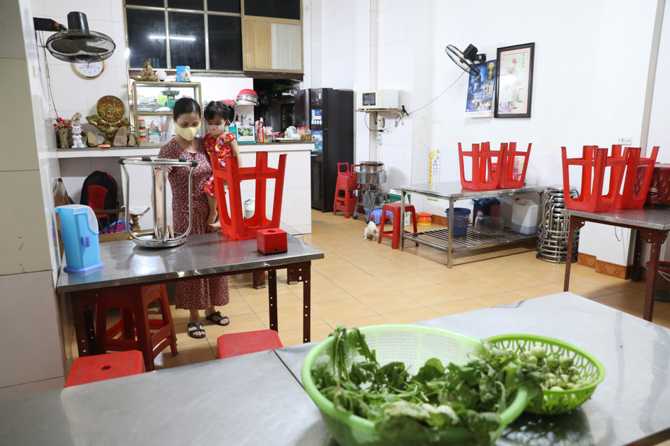 Nhiều cửa hàng không thiết yếu ở thành phố Bắc Giang đã tự giác treo biển đóng cửa, hoặc bán mang về, không giao dịch trực tiếp. (Ảnh: Danh Lam/TTXVN)