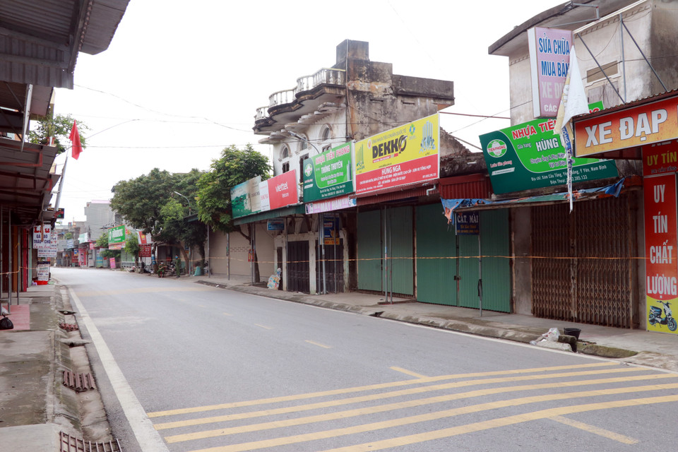 Áp dụng giãn cách xã hội theo tinh thần Chỉ thị số 15 của Thủ tướng Chính phủ từ ngày 8/5/2021 tại thị trấn Cổ Lễ, huyện Trực Ninh (Nam Định). (Ảnh: Nguyễn Lành/TTXVN)