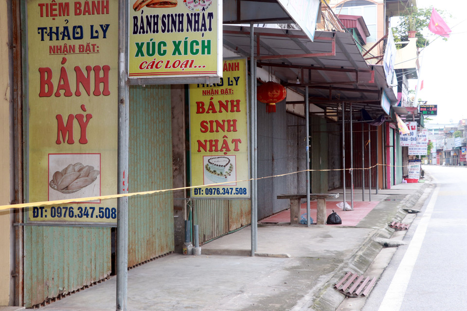 Người dân ở khu vực phong tỏa khu vực cầu Tống (thuộc địa bàn xóm Hậu và xóm Nhân Trạch), xã Yên Thắng, huyện Ý Yên thực hiện nghiêm quy định phòng, chống dịch, hạn chế ra ngoài, đóng cửa hàng quán, cơ sở kinh doanh dịch vụ... (Ảnh: Nguyễn Lành/TTXVN)