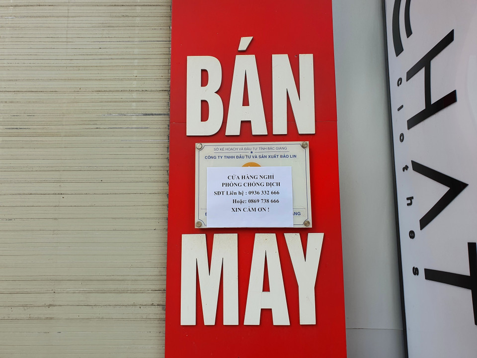 Nhiều cửa hàng không thiết yếu ở thành phố Bắc Giang đã tự giác treo biển đóng cửa, hoặc bán mang về, không giao dịch trực tiếp. (Ảnh: Danh Lam/TTXVN)