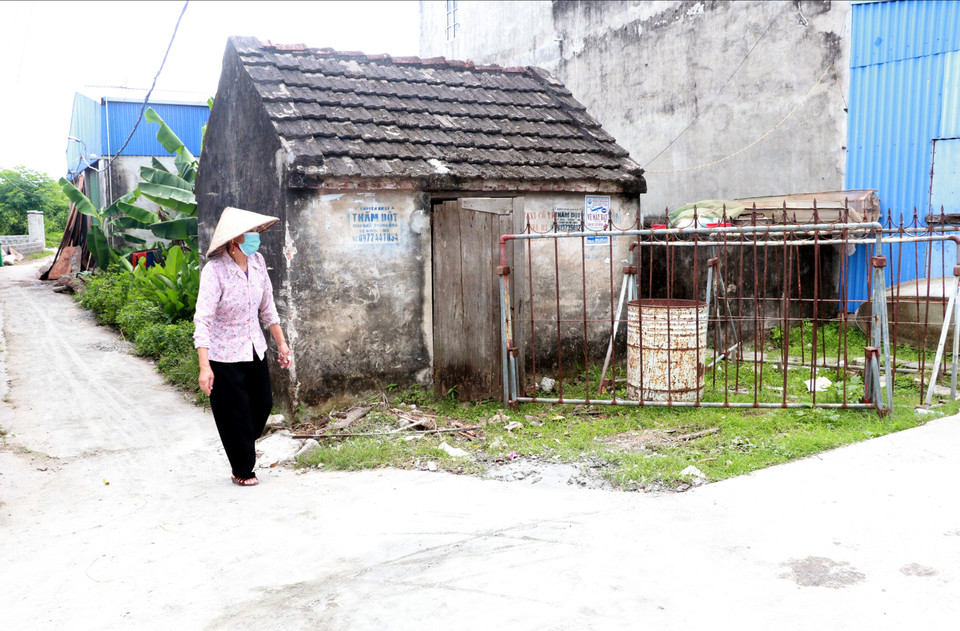 Người dân thị trấn Cổ Lễ, huyện Trực Ninh (Nam Định) thực hiện nghiêm quy định đeo khẩu trang và chỉ ra ngoài khi thực sự cần thiết. (Ảnh: Nguyễn Lành/TTXVN)