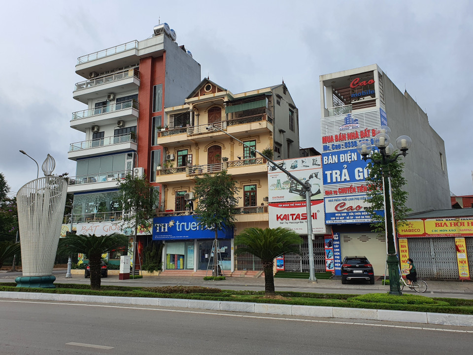 Nhiều cửa hàng không thiết yếu ở thành phố Bắc Giang đã tự giác treo biển đóng cửa, hoặc bán mang về, không giao dịch trực tiếp. (Ảnh: Danh Lam/TTXVN)