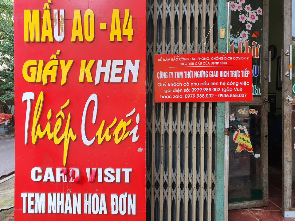 Nhiều cửa hàng không thiết yếu ở thành phố Bắc Giang đã tự giác treo biển đóng cửa, hoặc bán mang về, không giao dịch trực tiếp. (Ảnh: Danh Lam/TTXVN)