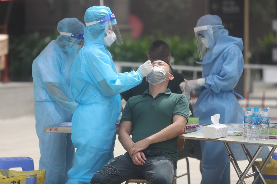 Người dân đến lấy mẫu xét nghiệm COVID-19 tại khu vực chung cư Vincom Bà Triệu. (Ảnh: Minh Quyết/TTXVN)