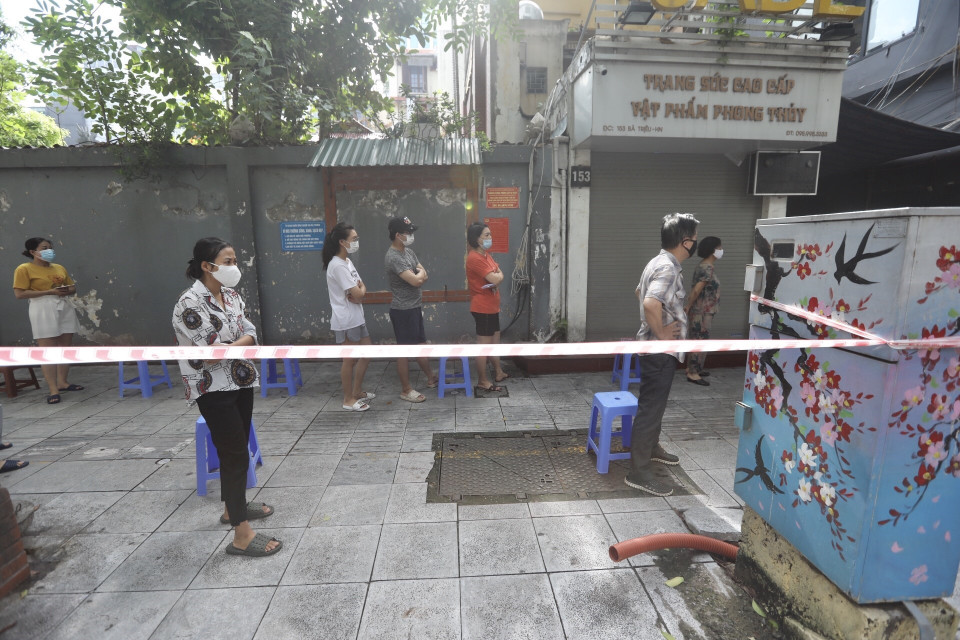 Người dân đến lấy mẫu được bố trí giữ khoảng khách theo quy định. (Ảnh: Minh Quyết/TTXVN)