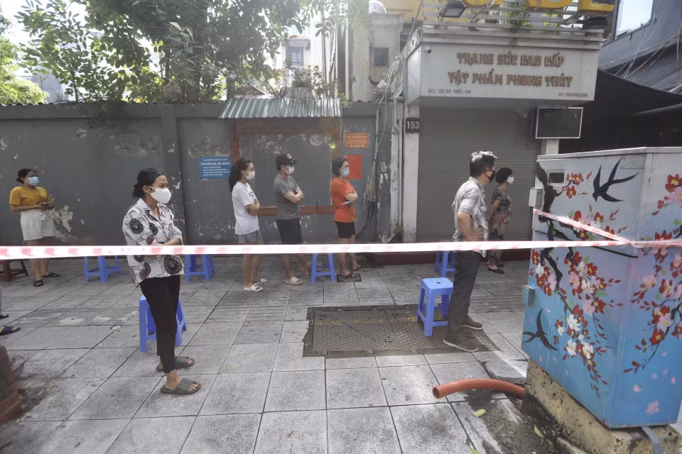 Người dân đến lấy mẫu được bố trí giữ khoảng khách theo quy định. (Ảnh: Minh Quyết/TTXVN)