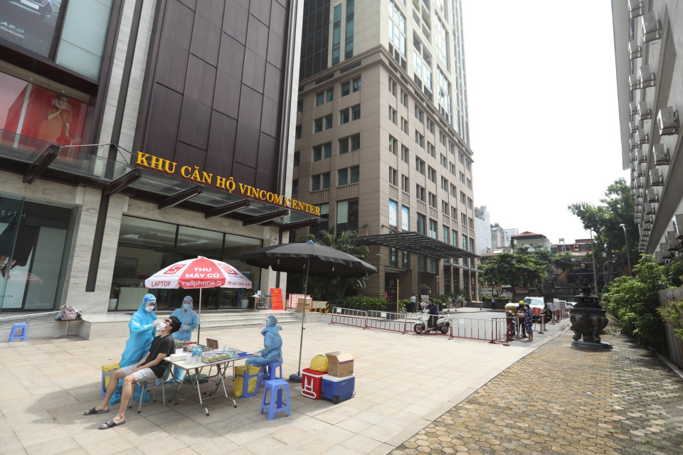 Người dân đến lấy mẫu tại khu vực chung cư Vincom Bà Triệu. (Ảnh: Minh Quyết/TTXVN)