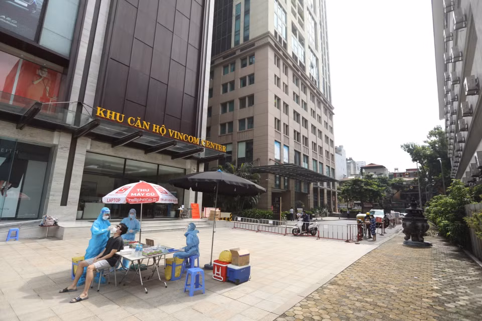 Người dân đến lấy mẫu tại khu vực chung cư Vincom Bà Triệu. (Ảnh: Minh Quyết/TTXVN)
