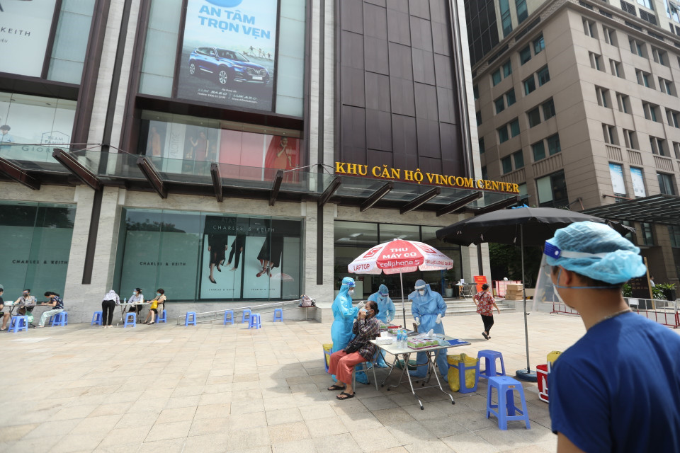 Người dân đến lấy mẫu xét nghiệm COVID-19 tại khu vực chung cư Vincom Bà Triệu. (Ảnh: Minh Quyết/TTXVN)