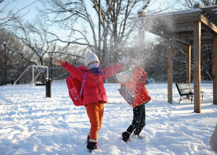 Trẻ em thích thú vui đùa với tuyết sau giờ tan học. (Ảnh: Thanh Tuấn/Vietnam+)
