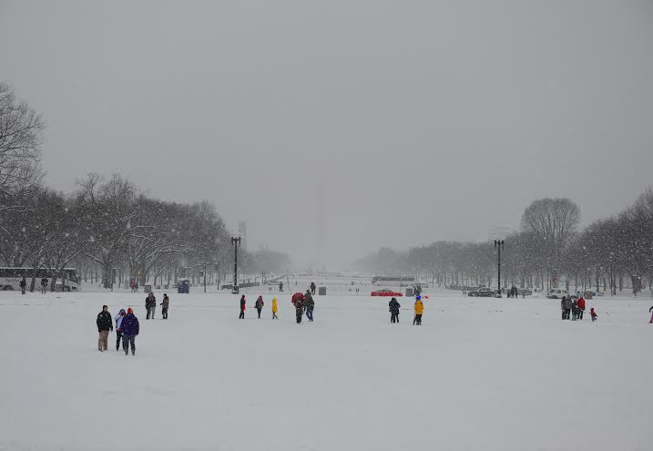 Mặt hồ tại Capital Hill đóng băng, thu hút đông du khách đến xem và nghịch tuyết. (Ảnh: Thanh Tuấn/Vietnam+)
