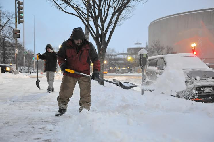 Các công nhân dọn tuyết trên Đường Independence. (Ảnh: Thanh Tuấn/Vietnam+)