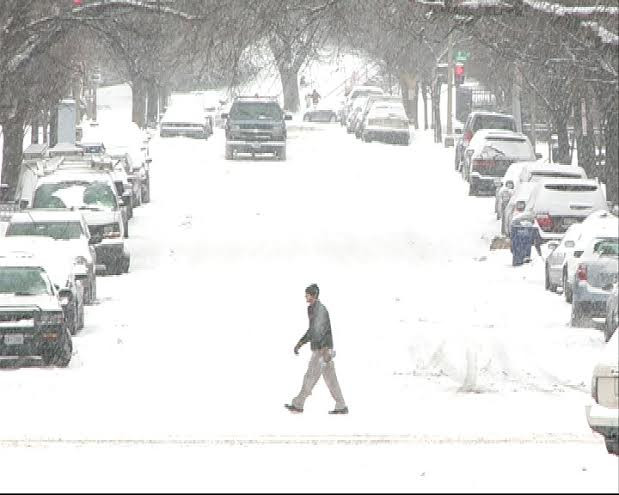 Một người dân đang đi qua đường trên đại lộ New Jersey. (Ảnh: Thanh Tuấn/Vietnam+)