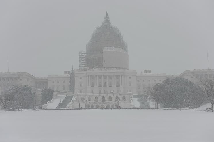 Mặt hồ trước trụ sở Quốc hội Mỹ biến thành sân băng. (Ảnh: Thanh Tuấn/Vietnam+)