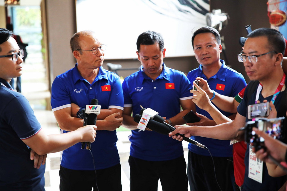 HLV trưởng đội tuyển Olympic Việt Nam Park Hang Seo và ban huấn luyện nói chuyện với báo chí. (Ảnh: Hoàng Linh/TTXVN)