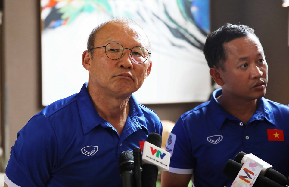 Cuộc trao đổi diễn ra tại khách sạn Aston Sentul Lake, nơi trú quân của đội tuyển Olympic Việt Nam tại Bogor (Indonesia). (Ảnh: Hoàng Linh/TTXVN)