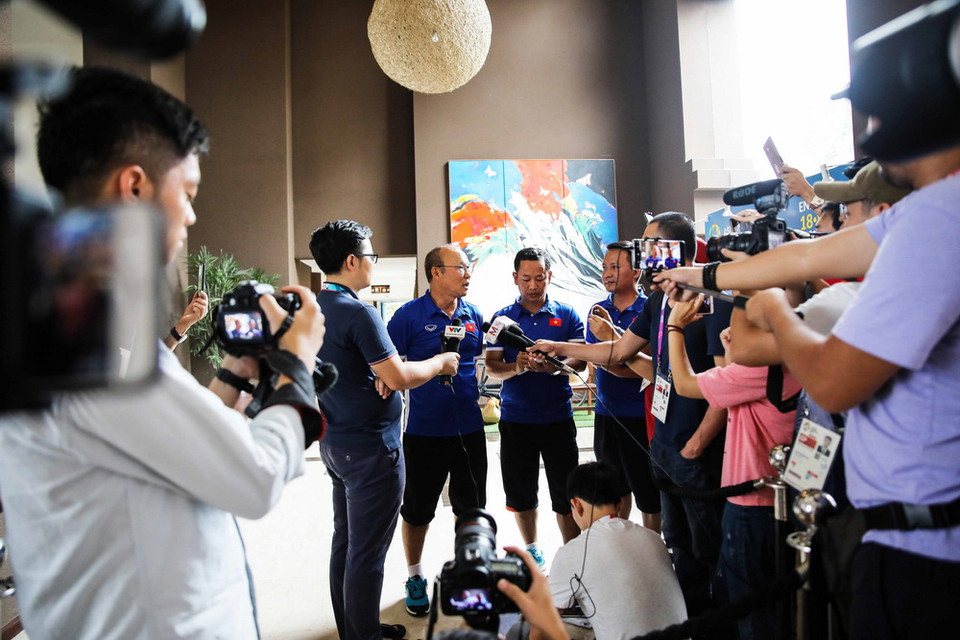 HLV trưởng đội tuyển Olympic Việt Nam Park Hang Seo và ban huấn luyện nói chuyện với báo chí. (Ảnh: Hoàng Linh/TTXVN)