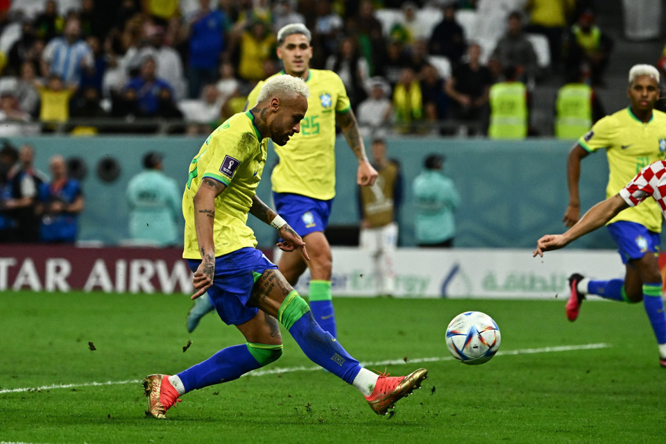 ...rồi ghi bàn thắng mở tỷ số cho Brazil. (Ảnh: AFP/TTXVN)