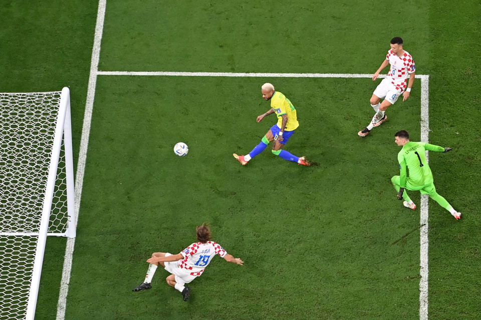 ...khi có pha phối hợp và xử lý bóng khéo léo trong vòng cấm. (Ảnh: AFP/TTXVN)