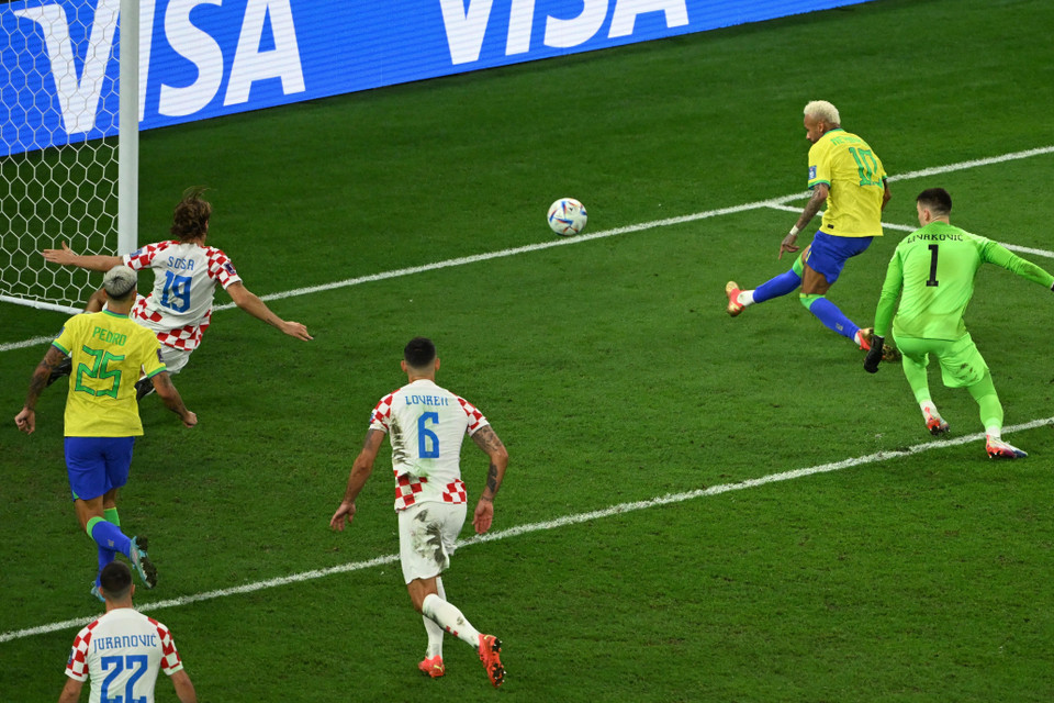 Ngôi sao số 10 của Brazil còn vượt qua thủ thành Dominik Livakovic... (Ảnh: AFP/TTXVN)