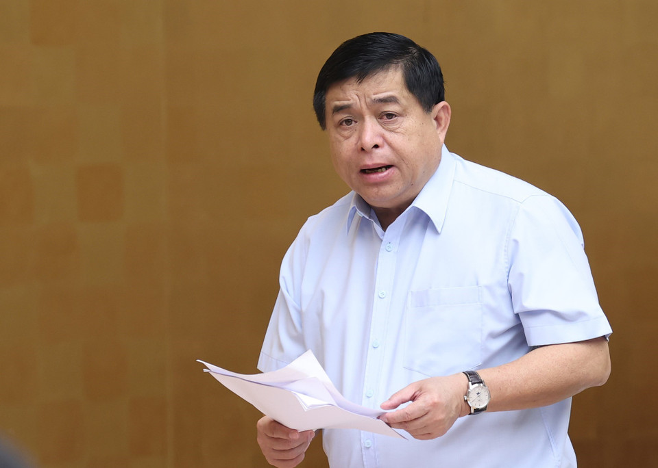 Bộ trưởng Bộ Kế hoạch và Đầu tư Nguyễn Chí Dũng báo cáo tình hình 9 tháng qua và các giải pháp đẩy nhanh tiến độ giải ngân vốn đầu tư công những tháng cuối năm 2021. (Ảnh: Dương Giang/TTXVN)