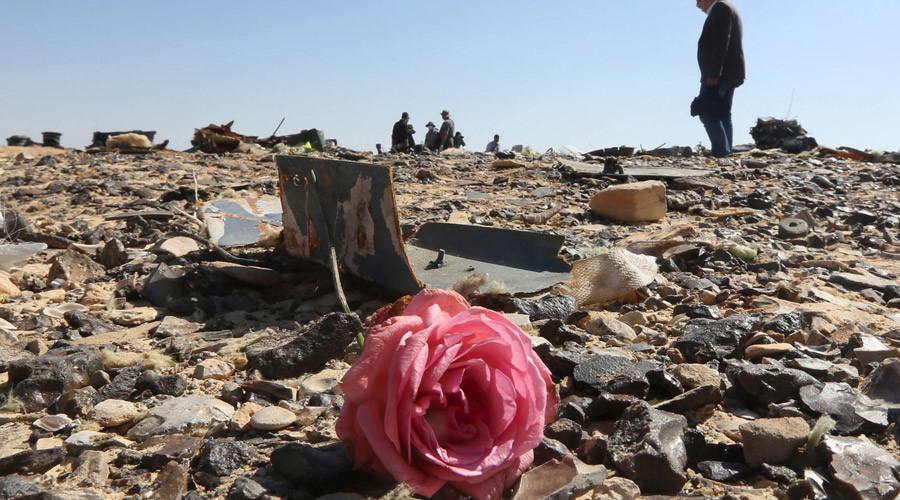 Hiện trường vụ máy bay Airbus A321 của Nga bị rơi ở Bán đảo Sinai, Ai Cập. (Nguồn: Reuters)