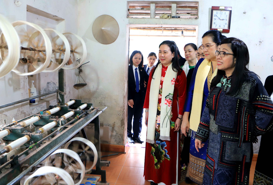 Phu nhân hai Thủ tướng Việt Nam và Lào thăm làng nghề dệt đũi Nam Cao (xã Nam Cao, huyện Kiến Xương, tỉnh Thái Bình). (Ảnh: Thế Duyệt/TTXVN)