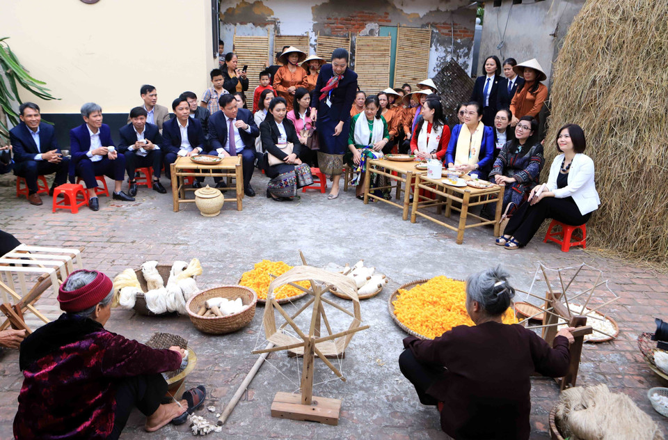 Phu nhân hai Thủ tướng Việt Nam và Lào thăm làng nghề dệt đũi Nam Cao (xã Nam Cao, huyện Kiến Xương, tỉnh Thái Bình). (Ảnh: Thế Duyệt/TTXVN)