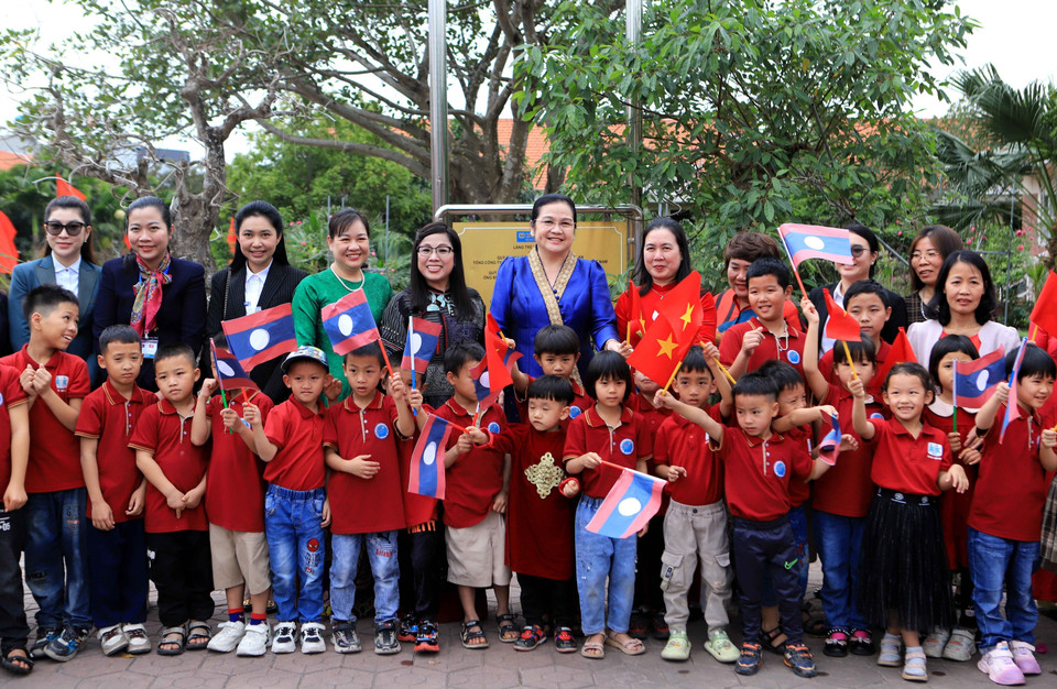 Phu nhân hai Thủ tướng Việt Nam và Lào thăm Làng trẻ em SOS tỉnh Thái Bình. (Ảnh: Thế Duyệt/TTXVN)