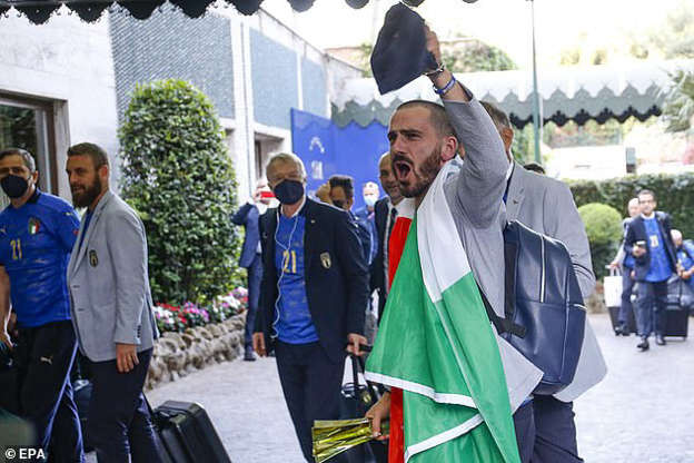 Leonardo Bonucci, người góp công lớn trong chiến thắng của Italy ở chung kết đã hét lớn khi trở về. (Nguồn: EPA)