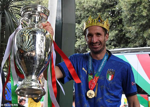 Chiellini ăn mừng khi trở lại khách sạn Parco dei Principi. (Nguồn: Reuters)