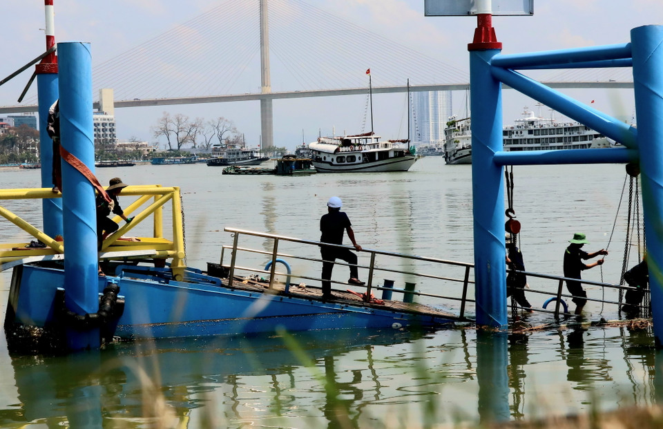 Công nhân Cảng tàu khách quốc tế Hạ Long sửa chữa bến tàu. (Ảnh: Văn Đức/TTXVN)