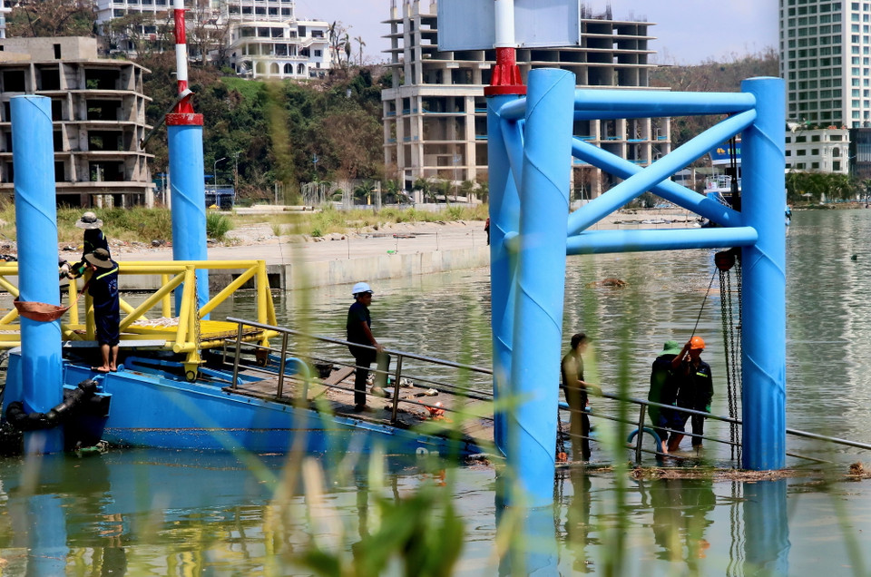 Công nhân Cảng tàu khách quốc tế Hạ Long sửa chữa bến tàu. (Ảnh: Văn Đức/TTXVN)