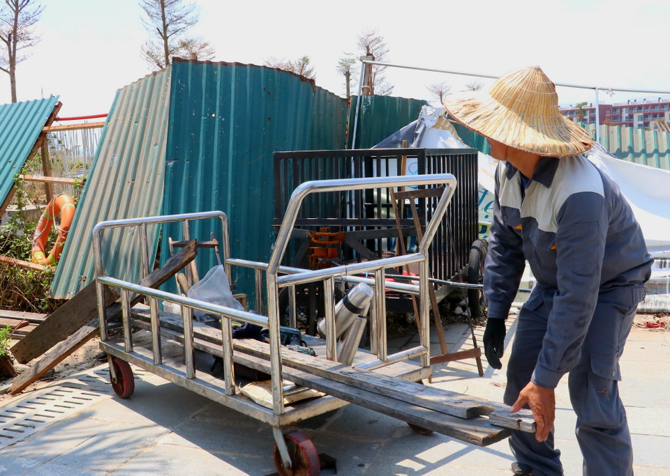 Công nhân Cảng tàu khách quốc tế Hạ Long sửa chữa bến tàu. (Ảnh: Văn Đức/TTXVN)