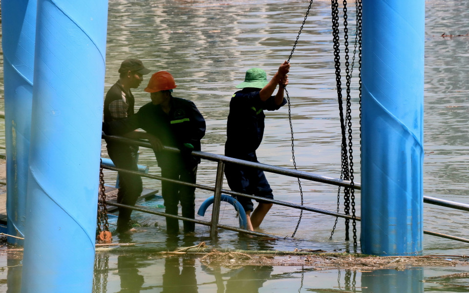 Công nhân Cảng tàu khách quốc tế Hạ Long sửa chữa bến tàu. (Ảnh: Văn Đức/TTXVN)