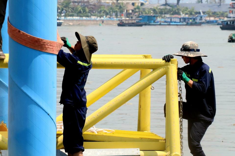 Công nhân Cảng tàu khách quốc tế Hạ Long sửa chữa bến tàu. (Ảnh: Văn Đức/TTXVN)