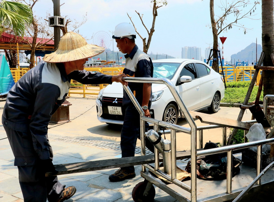 Công nhân Cảng tàu khách quốc tế Hạ Long sửa chữa bến tàu. (Ảnh: Văn Đức/TTXVN)