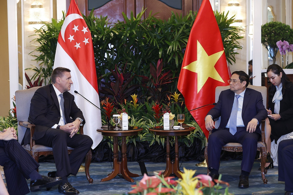 Thủ tướng Phạm Minh Chính tiếp ông Simon Cooper, Tổng Giám đốc phụ trách Khối khách hàng Doanh nghiệp và Định chế tài chính thị trường châu Âu và châu Mỹ của ngân hàng Standard Chartered. (Ảnh: Dương Giang/TTXVN)