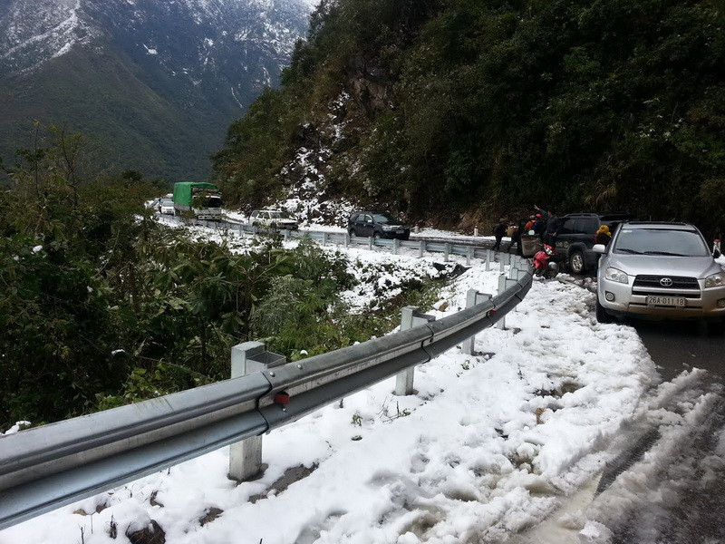 Đoàn xe trọng tải lớn đang mắc kẹt trong băng tuyết. (Ảnh: Công Hải – Quang Duy/Vietnam+)