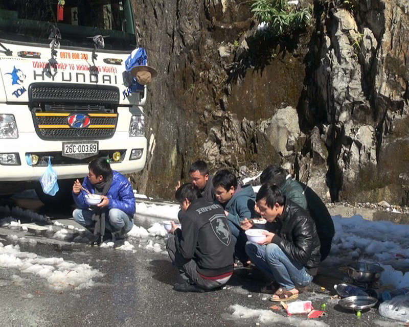 Bữa mỳ tôm ngon lành của các tài xế mắc kẹt trong băng tuyết. (Ảnh: Công Hải – Quang Duy/Vietnam+)