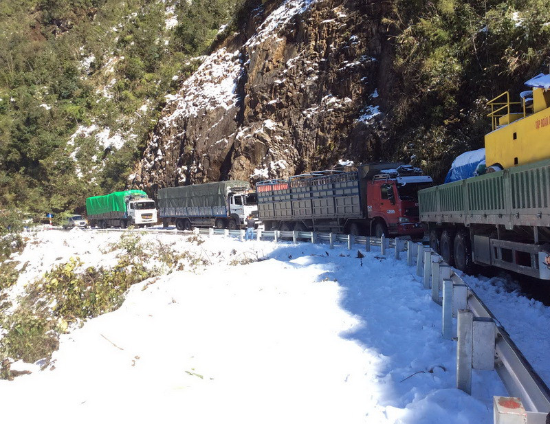 Đoàn xe trọng tải lớn đang mắc kẹt trong băng tuyết. (Ảnh: Công Hải – Quang Duy/Vietnam+)