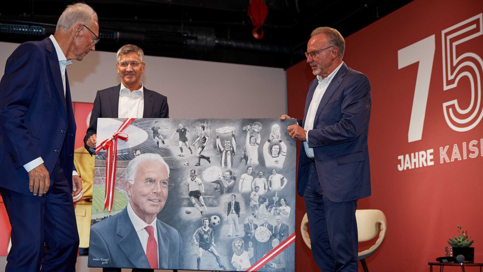 Đây cũng là dịp để Bayern Munich tri ân huyền thoại Franz Beckenbauer.(Nguồn: FcBayern)